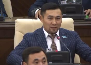 «Анашым, мен сені жақсы көремін»: Ардақ Назаров Мәжіліс отырысында анасын 70 жасымен құттықтады