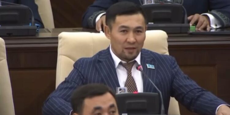 «Анашым, мен сені жақсы көремін»: Ардақ Назаров Мәжіліс отырысында анасын 70 жасымен құттықтады