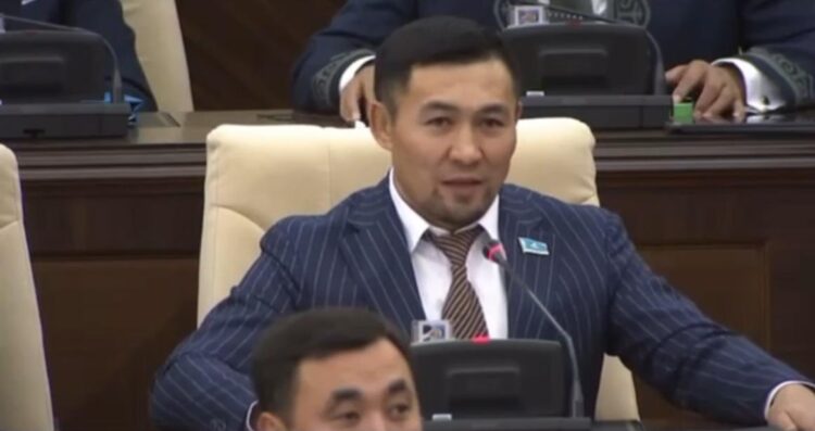 «Анашым, мен сені жақсы көремін»: Ардақ Назаров Мәжіліс отырысында анасын 70 жасымен құттықтады