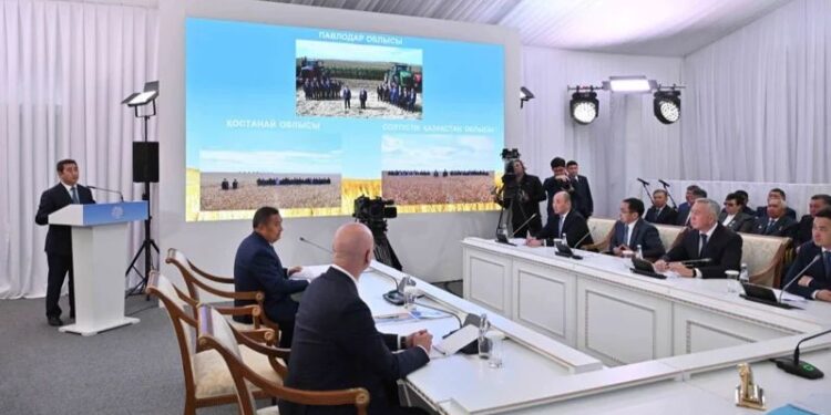 Токаев поручил аграриям завершить уборку полей без задержек