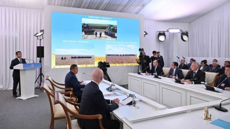 Токаев поручил аграриям завершить уборку полей без задержек