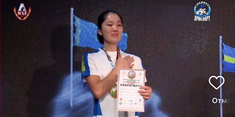 16-летняя казахстанка сенсационно победила 13-кратную чемпионку мира по армрестлингу