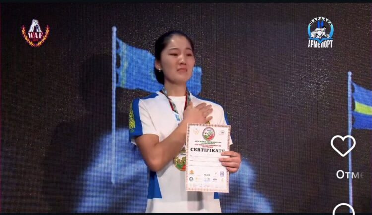 16-летняя казахстанка сенсационно победила 13-кратную чемпионку мира по армрестлингу