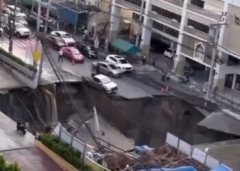 Бангкоктың ортасында алып воронка пайда болды: көшенің бір бөлігі 50 метрге дейін құлап түсті