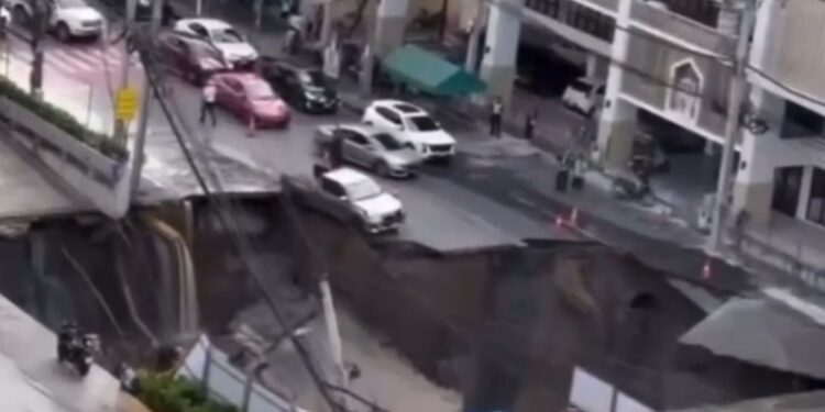 Бангкоктың ортасында алып воронка пайда болды: көшенің бір бөлігі 50 метрге дейін құлап түсті