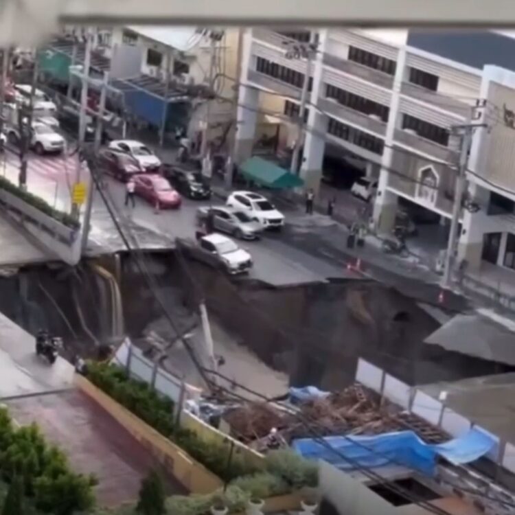 Бангкоктың ортасында алып воронка пайда болды: көшенің бір бөлігі 50 метрге дейін құлап түсті