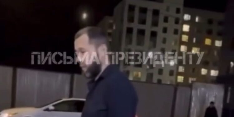 В Атырау мужчина пытался увезти ребёнка, но его остановили очевидцы