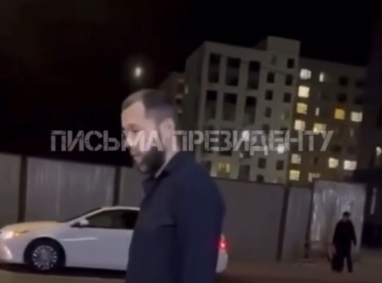 В Атырау мужчина пытался увезти ребёнка, но его остановили очевидцы