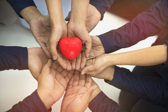 Казахстан вошёл в топ-30 самых щедрых стран мира по уровню благотворительность