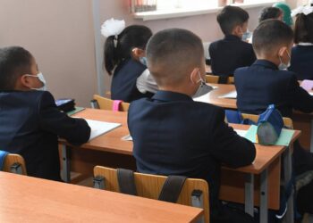 Үш бала ата-анасының тыйымынан мектепке бармаған