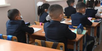 Үш бала ата-анасының тыйымынан мектепке бармаған