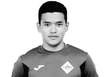 19-летний футболист внезапно потерял сознание во время матча и скончался