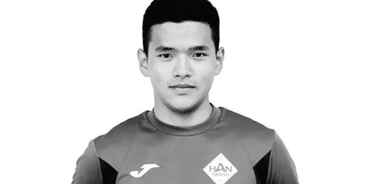 19-летний футболист внезапно потерял сознание во время матча и скончался