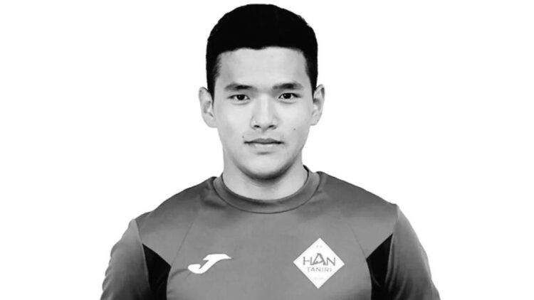 19-летний футболист внезапно потерял сознание во время матча и скончался