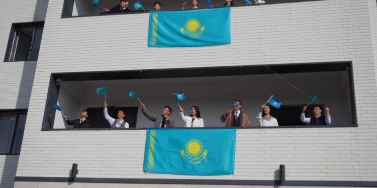 В Конаеве стартовала патриотическая акция «Менің елім – менің туым» приуроченная ко Дню Республики