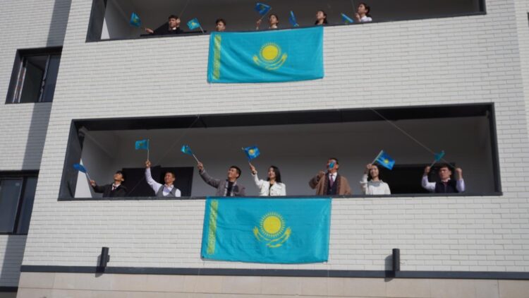 В Конаеве стартовала патриотическая акция «Менің елім – менің туым» приуроченная ко Дню Республики