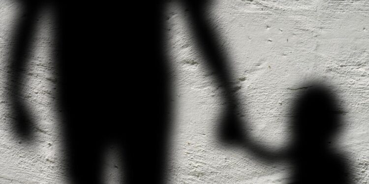 Казахстан ужесточает наказание: педофилов будут кастрировать перед освобождением