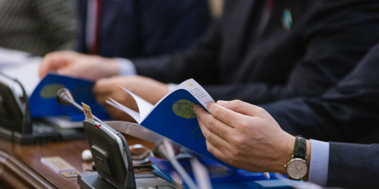 В Казахстане планируют внести изменения примерно в 40 статей Конституции — Токаев