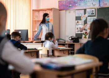 ЖИ қазақстандық мұғалімдерді күнделікті жүктемеден босатады — Тоқаев