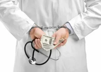 Астанада дәрігер мүгедектік рәсімдеп беремін деп алты адамды алдаған