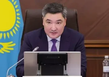 Олжас Бектенов үш облыстың әкіміне ескерту жасады