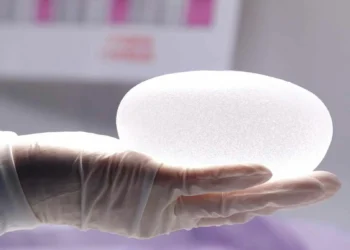 Ким Чен Ын силиконға қарсы соғыс жариялады: КХДР-де пластикалық операция жасағандарға түрме жазасы қарастырылған