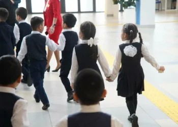 Трое детей жили вне школы из-за запрета родителей