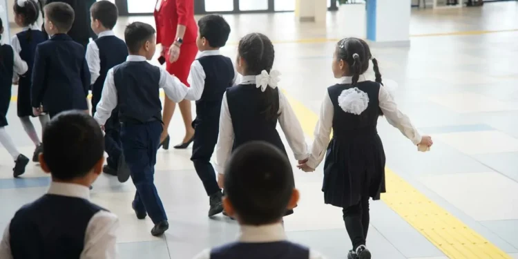 Трое детей жили вне школы из-за запрета родителей