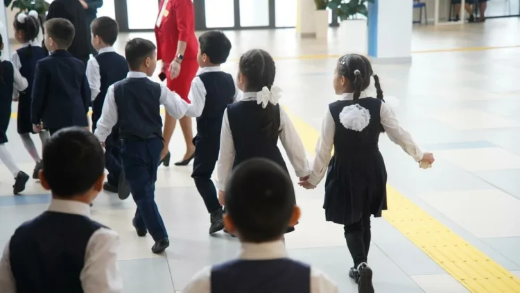 Трое детей жили вне школы из-за запрета родителей