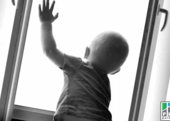 В Павлодаре завершено расследование дела матери, выбросившей детей из окна