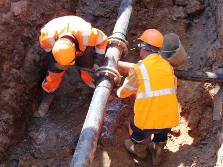 В Караганде двое рабочих погибли при обвале грунта во время замены труб