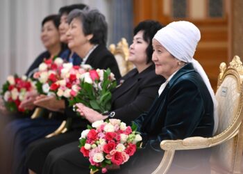 Токаев вручил государственные награды педагогам ко Дню учителя