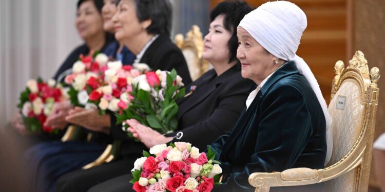 Токаев вручил государственные награды педагогам ко Дню учителя