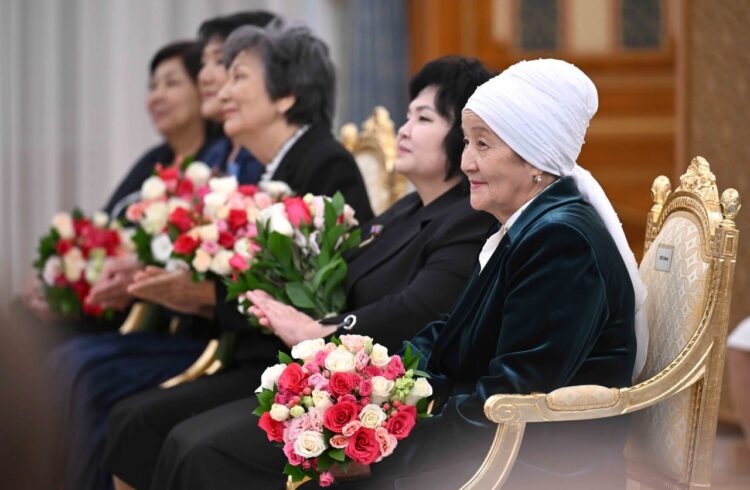 Токаев вручил государственные награды педагогам ко Дню учителя