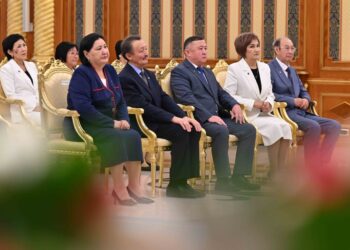 Тоқаев мұғалімдерге мемлекеттік марапат тапсырды