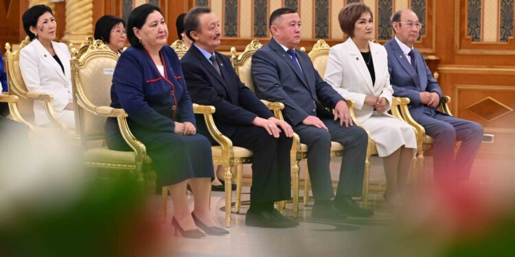 Тоқаев мұғалімдерге мемлекеттік марапат тапсырды