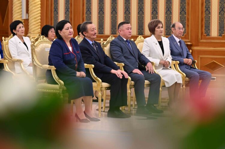 Тоқаев мұғалімдерге мемлекеттік марапат тапсырды