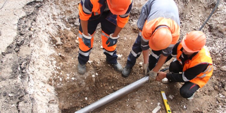 Қарағандыда құбыр ауыстыру кезінде екі жұмысшы қаза тапты