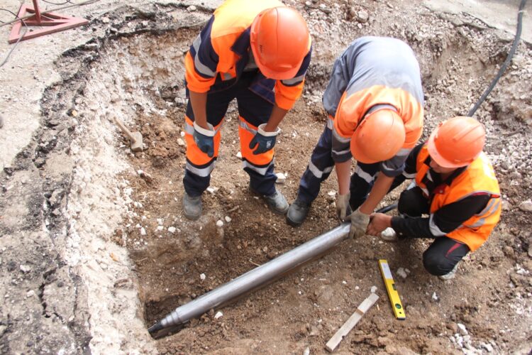 Қарағандыда құбыр ауыстыру кезінде екі жұмысшы қаза тапты