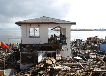 Разрушительное землетрясение и третий тайфун обрушились на Филиппины: десятки погибших