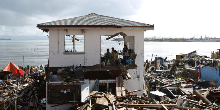 Разрушительное землетрясение и третий тайфун обрушились на Филиппины: десятки погибших