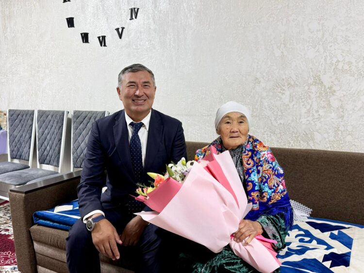 В Конаеве поздравили старейших жителей города