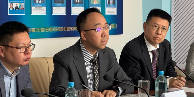 Аким города Конаев встретился с делегацией провинции Сычуань