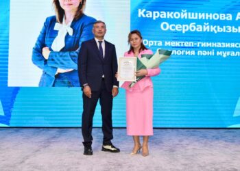 Почетные грамоты и благодарственные письма: в Конаеве отпраздновали День учителя