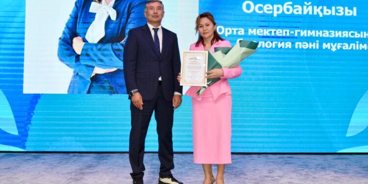 Почетные грамоты и благодарственные письма: в Конаеве отпраздновали День учителя