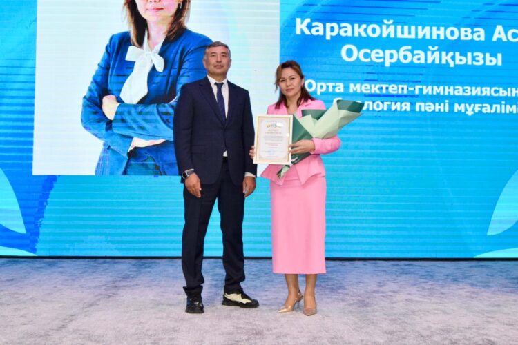 Почетные грамоты и благодарственные письма: в Конаеве отпраздновали День учителя