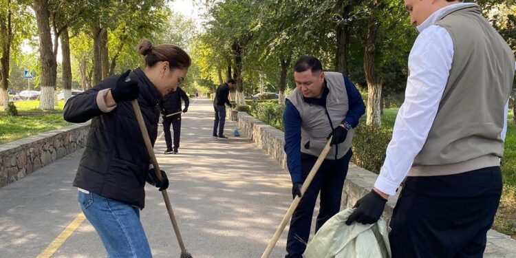 В Конаеве прошёл субботник в рамках акции «Таза Қазақстан» — собрали более 2 тонн мусора