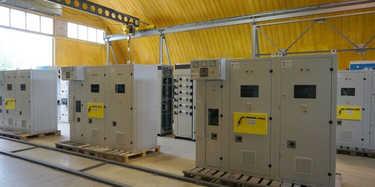 Асхат Бердіханов электр жабдықтарын шығаратын компанияның жұмысымен танысты