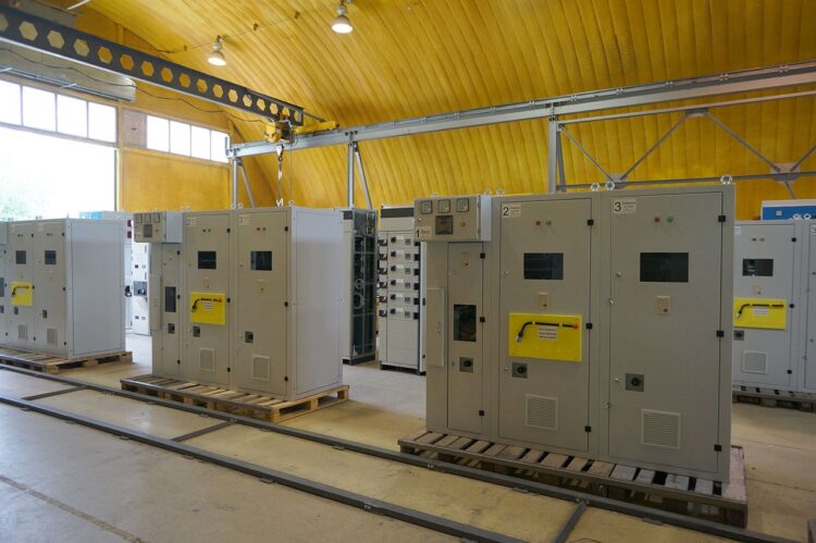 Асхат Бердіханов электр жабдықтарын шығаратын компанияның жұмысымен танысты