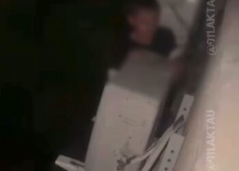 В Актау мужчина с ножом пытался проникнуть в чужую квартиру через окно третьего этажа